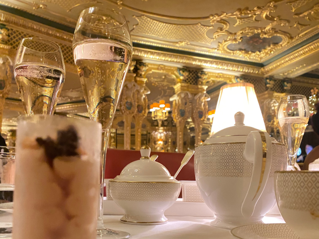photo of tea and champagne at oscar wilde lounge in london to eat 
