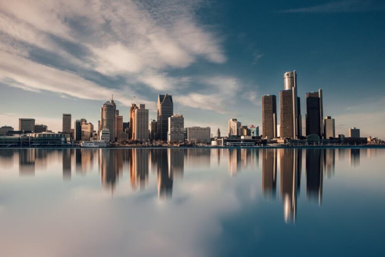 photo of detroit michigan skyline