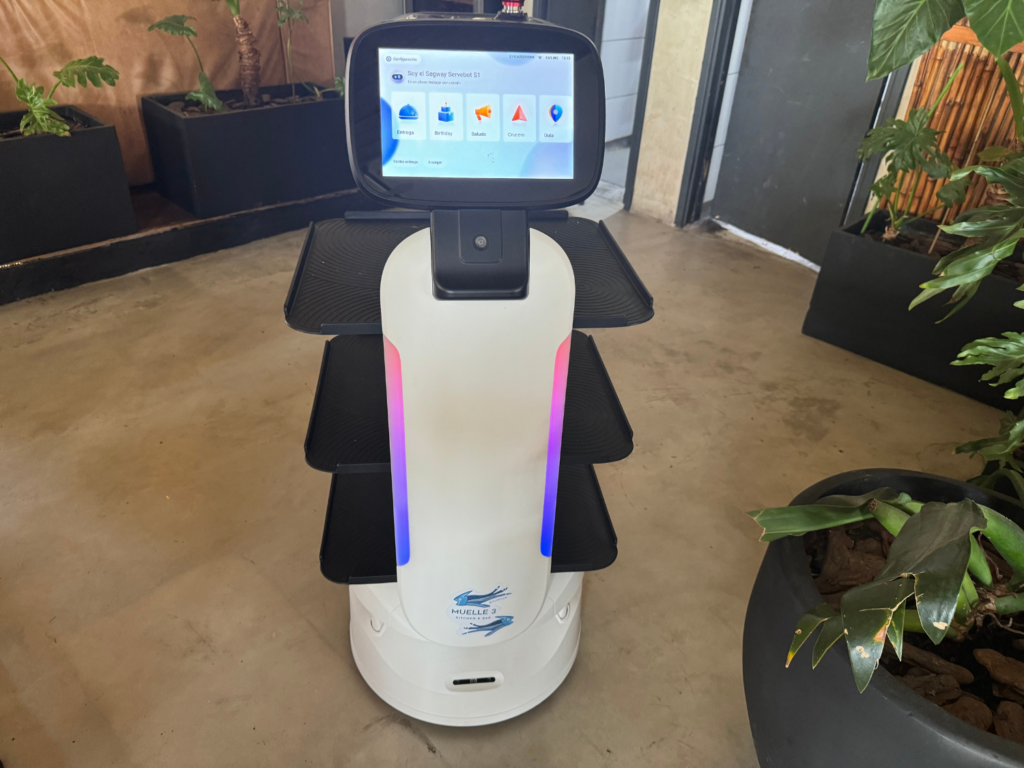 Robot server at Muelle 3