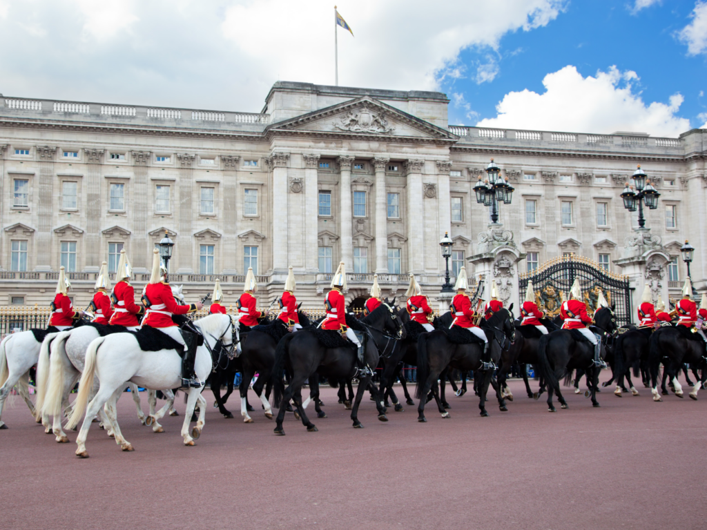 photo of guards in front of Buckingham palace