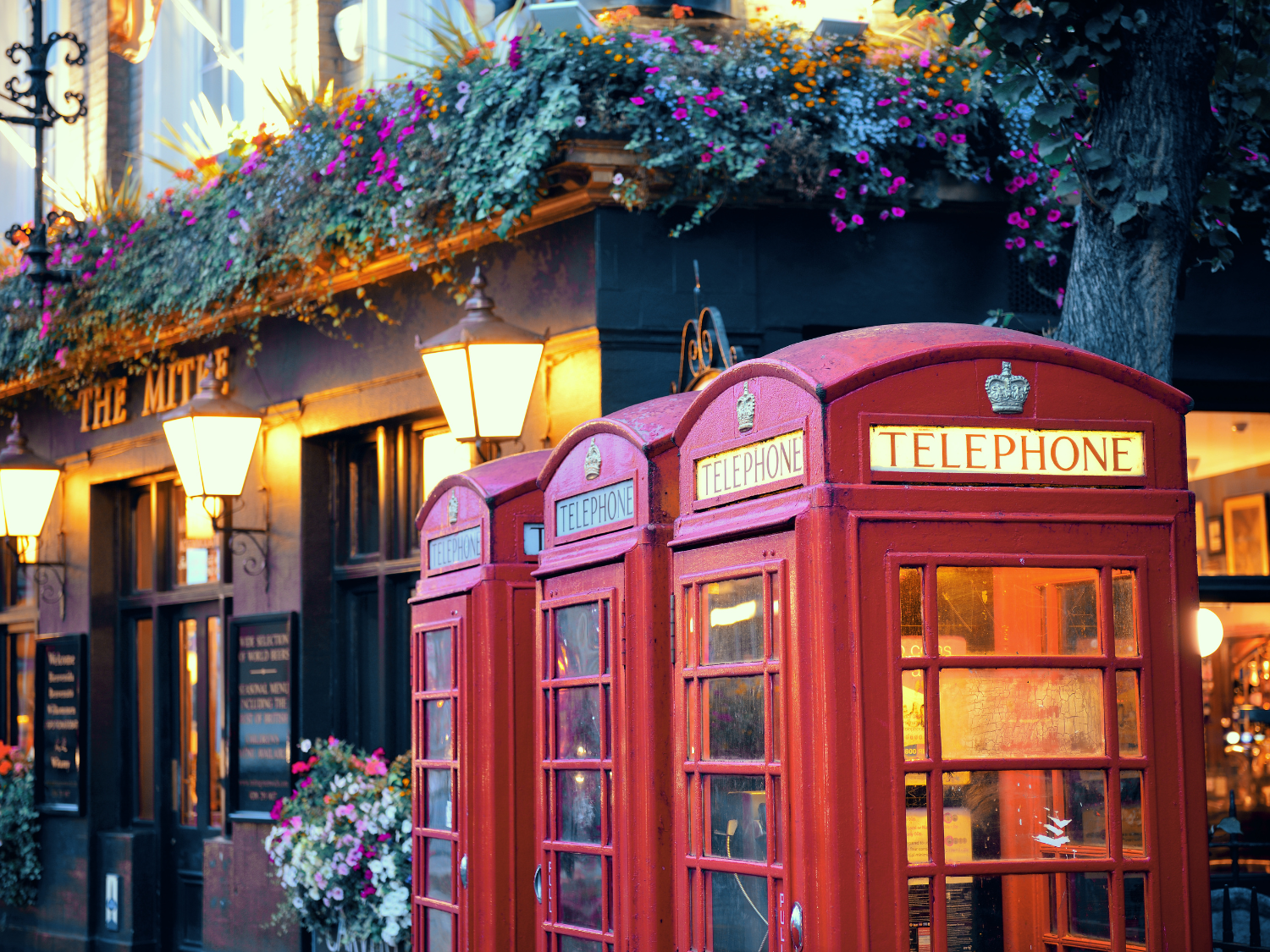 photo of red phone booths in london